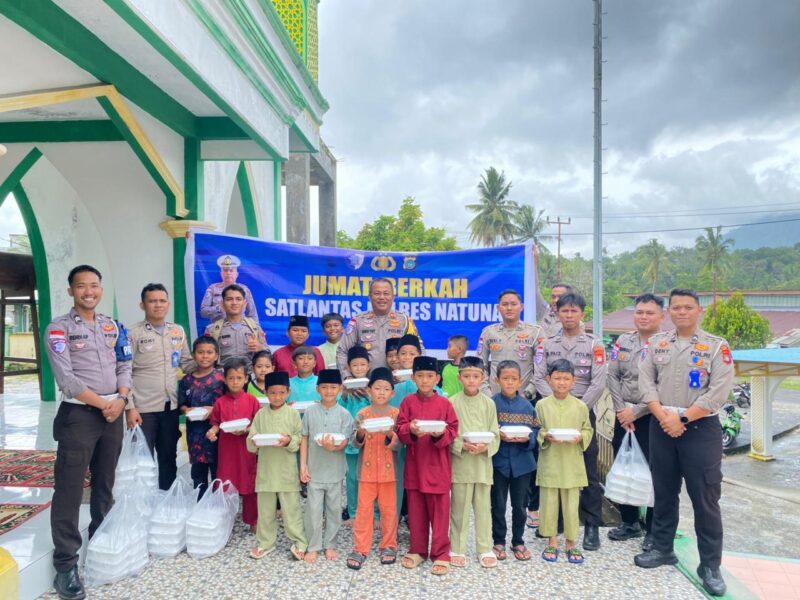 IPTU Erwan Tony (tengah) saat berpoto bersama dengan jamaah sholat Jumat/foto;zani