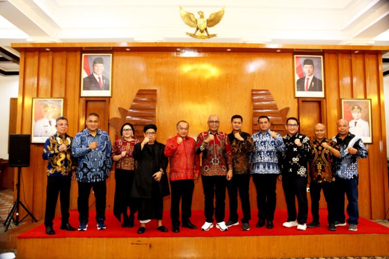 Ketum PWI Pusat foto bersama dengan Ketum Asosiasi Media dan Pengurus PWI Pusat pada acara Galla Dinner Kick Off HPN 2026 di Gedung Negara, Serang, Banten. Foto: Ist/Humas PWI
