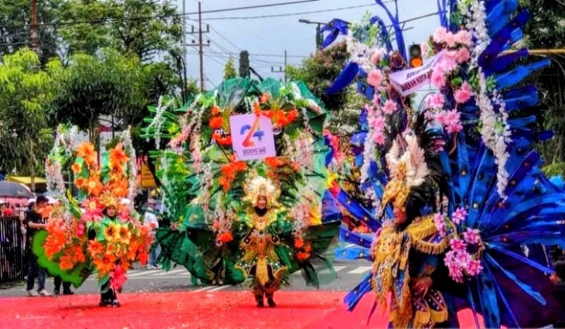 Gaung Batu Art Flower Carnival Masih Terasa: Pesona Mobil Hias Bunga Asli Menjadi Sorotan