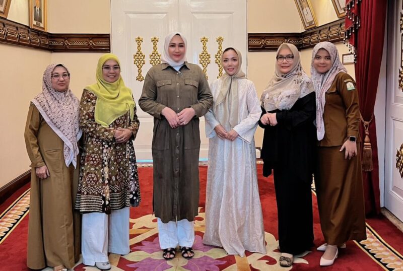 Foto : Marlina Muzakir (tengah), Amy Atmanto, Lina Bustami & jajaran Dekranasda Aceh.foto:humaspwi