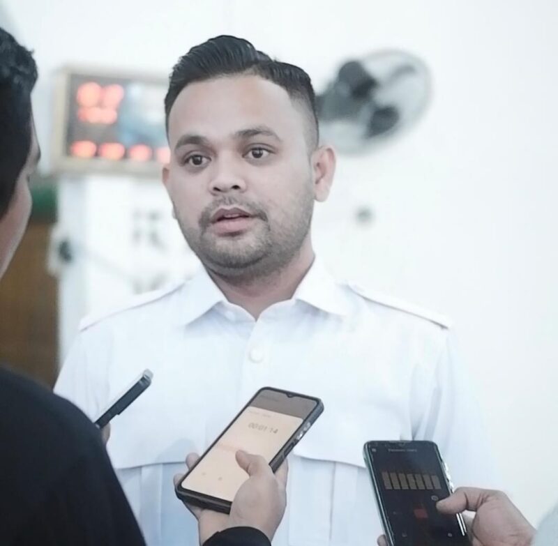 Perwakilan Elang 3 Hambalang Riau, Pebriyan Winaldi, saat memberikan pernyataan tegas terkait dugaan rekayasa skema KSO oleh PT Agrinas Palma Nusantara (APN). Dalam pernyataannya, Pebriyan menyebut langkah tersebut sebagai “kudeta halus atas kebun rakyat” dan meminta Presiden Prabowo Subianto segera mengevaluasi jajaran manajemen Agrinas yang dianggap menyimpang dari visi kedaulatan pangan nasional.