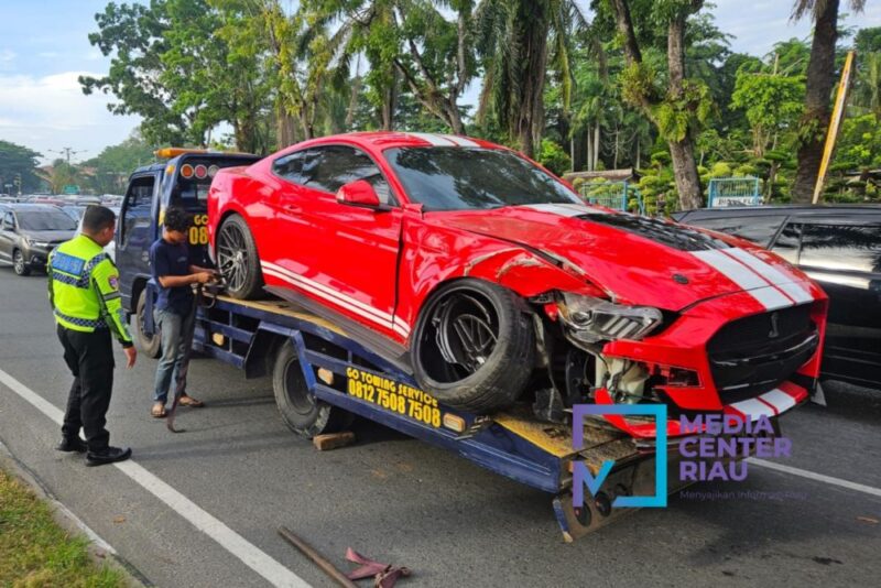 Tabrak Pohon di Sudirman Pekanbaru, Mobil Mewah Ford Mustang Ringsek. | Foto: mcr