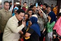 Presiden Prabowo Subianto meninjau penanganan banjir di Kabupaten Tapanuli Tengah, termasuk dapur umum, posko pengungsian, serta distribusi logistik bagi warga terdampak, Senin (01/12/2025).