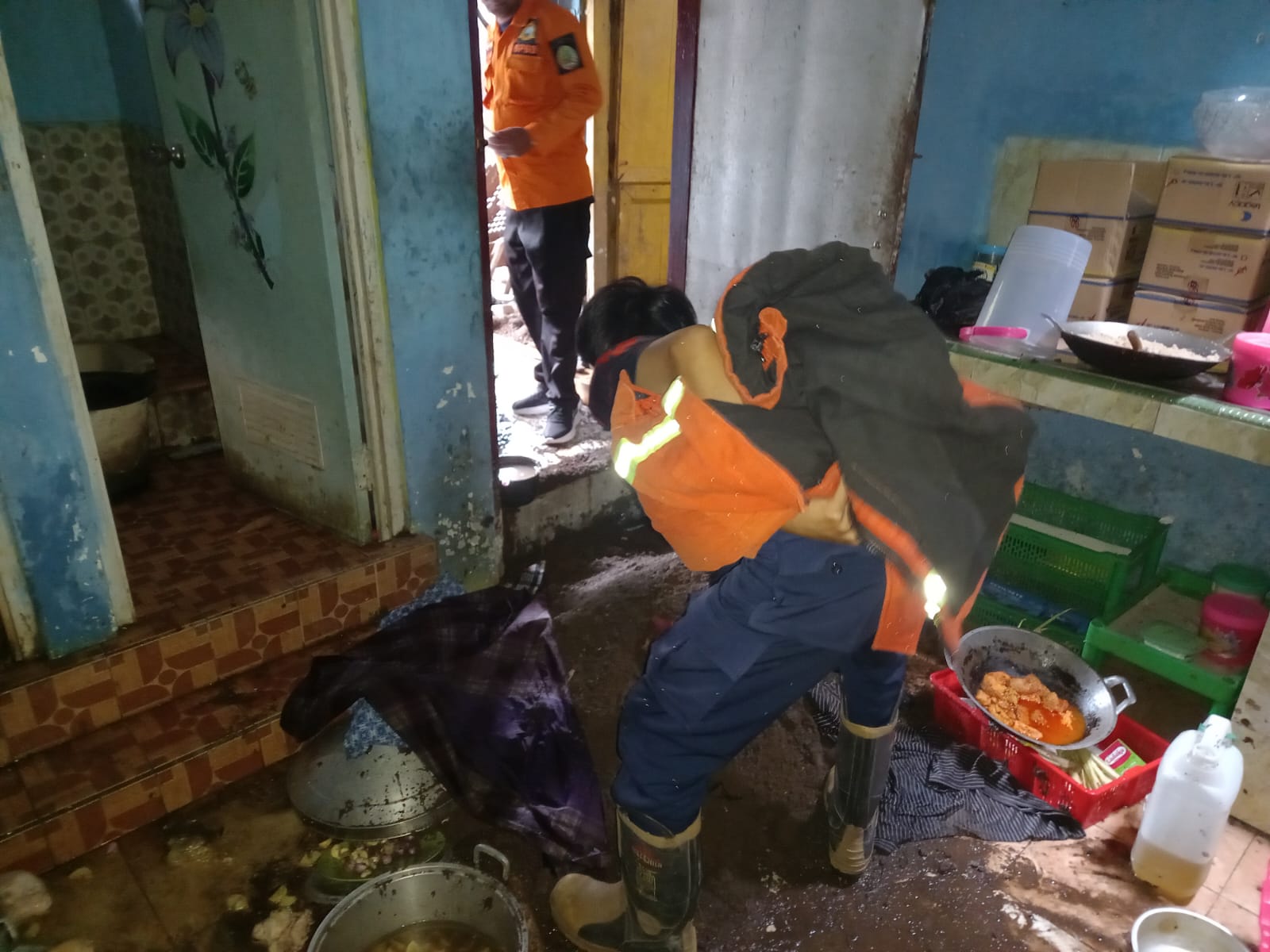 Aksi Cepat BPBD Pasuruan Padamkan Kebakaran Akibat Kebocoran Gas 