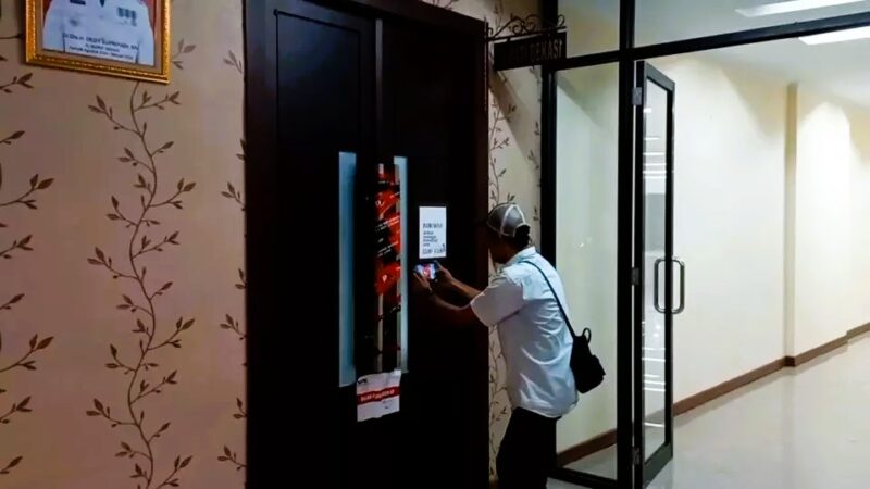 KPK Segel Ruang Kerja Bupati Bekasi. Foto.ist