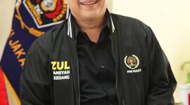 Sekjen PWI Pusat terlihat berpose di ruang kerjanya, mengenakan jaket resmi PWI Pusat. Momen ini diambil saat ia menjelaskan tiga Surat Edaran terbaru terkait rangkap jabatan, perpanjangan KTA, dan donasi kemanusiaan untuk bencana banjir Sumatera.