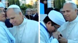 Momen saat Menag RI mencium kepala dan tangan Paus. Foto. Ist/MON