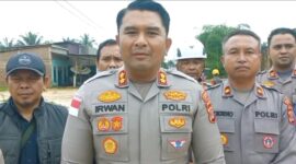 Kapolres Aceh Timur AKBP Irwan Kurniadi, S.I.K. meninjau langsung lokasi banjir susulan di Gampong Alue Ie Mirah, Kecamatan Indra Makmur, Kamis (08/01/2026), sekaligus menyiagakan perahu evakuasi untuk membantu warga terdampak.