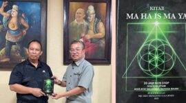 Tokoh spiritual Indonesia, Sri Eko Sriyanto Galgendu, menyerahkan sebuah karya spiritual bertajuk KITAB MA HA IS MA YA kepada Ketua Umum Forum Pemimpin Redaksi Media Siber Indonesia (Forum Pemred SMSI), Dar Edi Yoga. Foto: Ist/MON