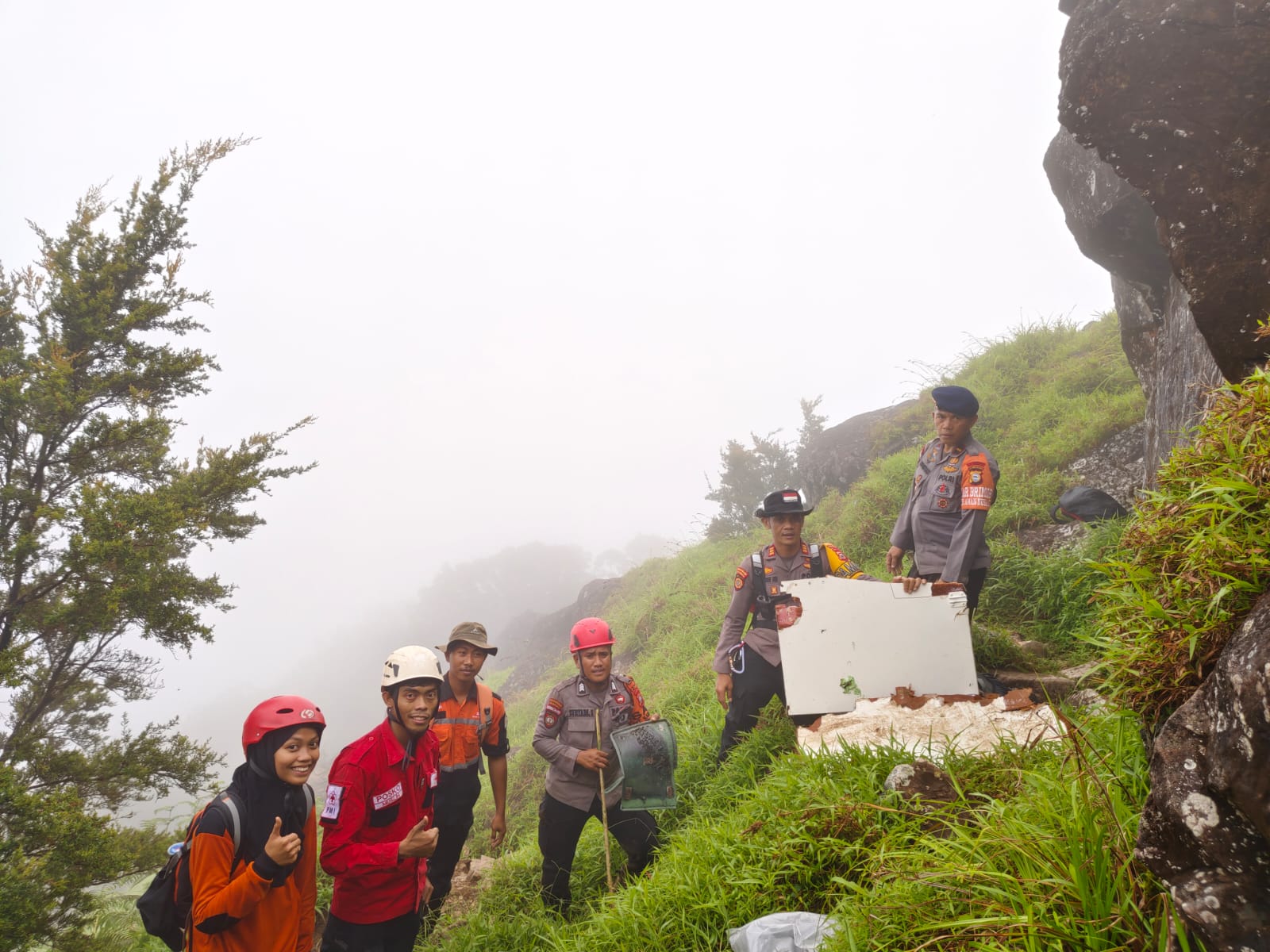 Hari Ke 2 Pencarian Korban, Tim SAR Polri Temukan Puing Pesawat ATR 42-500 di Gunung Saraung