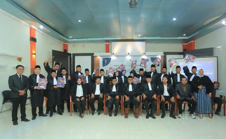 Foto bersama Ketua Umum DePA-RI Dr. TM Luthfi Yazid, SH., LL.M (empat, kanan depan) dengan para advokat baru usai pelantikan mereka di Lombok NTB pada 20 Januari 2026 (Foto: Dok. DPP DePA-RI)