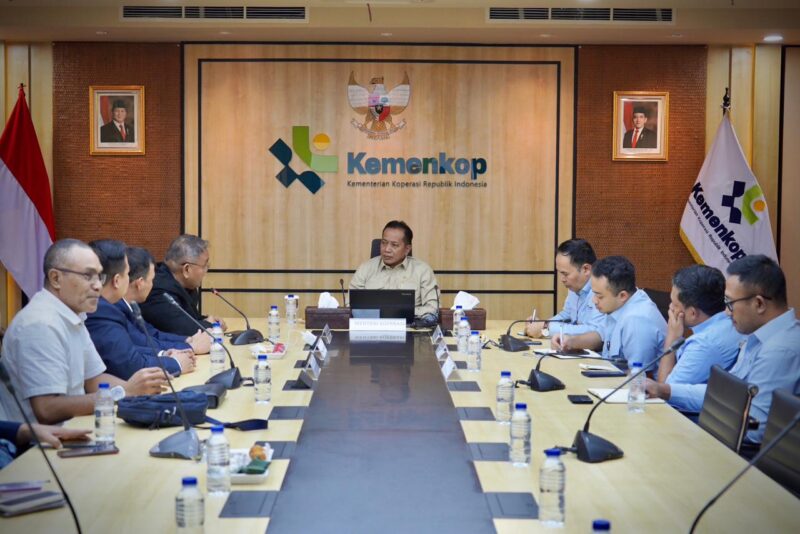 Menteri Koporeasi Ferry Juliantono bersama Ketum JMSI. Foto: MON