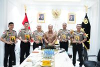 Wakil Kepala Kepolisian Negara Republik Indonesia (Wakapolri) Komjen Pol. Prof. Dr. Dedi Prasetyo, S.H., M.Hum., M.Si., M.M. menyampaikan pesan strategis pemberantasan Tindak Pidana Perdagangan Orang serta Perlindungan Perempuan dan Anak (TPPA–PPO) kepada lima calon Atase Kepolisian Republik Indonesia (Atpol RI) dan staf teknis Polri. Foto: Ist/MON