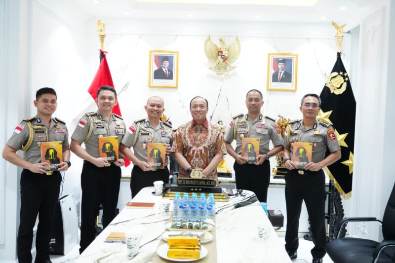 Wakil Kepala Kepolisian Negara Republik Indonesia (Wakapolri) Komjen Pol. Prof. Dr. Dedi Prasetyo, S.H., M.Hum., M.Si., M.M. menyampaikan pesan strategis pemberantasan Tindak Pidana Perdagangan Orang serta Perlindungan Perempuan dan Anak (TPPA–PPO) kepada lima calon Atase Kepolisian Republik Indonesia (Atpol RI) dan staf teknis Polri. Foto: Ist/MON