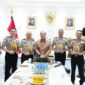 Wakil Kepala Kepolisian Negara Republik Indonesia (Wakapolri) Komjen Pol. Prof. Dr. Dedi Prasetyo, S.H., M.Hum., M.Si., M.M. menyampaikan pesan strategis pemberantasan Tindak Pidana Perdagangan Orang serta Perlindungan Perempuan dan Anak (TPPA–PPO) kepada lima calon Atase Kepolisian Republik Indonesia (Atpol RI) dan staf teknis Polri. Foto: Ist/MON