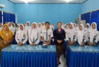 Umi Khulsum, PhD, konsultan pajak, saat memberikan paparan di hadapan ratusan siswa SMKN 3 dan SMKN 6 Sukoharjo, Jawa Tengah, dalam kegiatan Goes to School yang digelar IKAPA (Ikatan Alumni Pendidikan Akuntansi) FKIP Universitas Sebelas Maret (UNS), Senin (26/1/2026). foto: Hendrata/MON