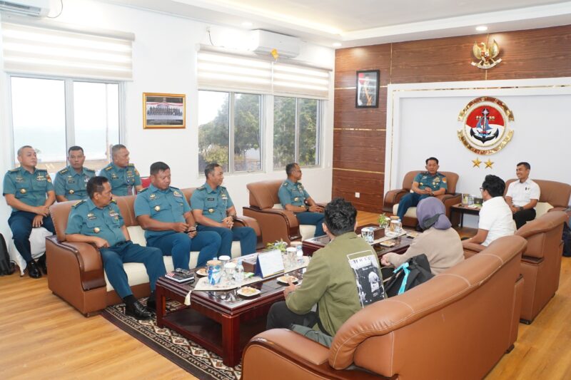 Komandan Kodaeral IV Laksda TNI Berkat Widjanarko, S.E., M.Tr.Opsla menerima kunjungan Tim Badan Pemeriksa Keuangan Republik Indonesia (BPK RI) dalam rangka Entry Meeting Pemeriksaan Terinci Laporan Keuangan Kementerian Pertahanan dan TNI Tahun 2025 di Ruang VIP Mako Kodaeral IV, Senin (26/1/2026).