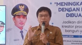Kepala Dinas Sosial Kota Pasuruan, Koko Ari Hidayat, S.E., S.Sos., M.M., saat membuka Workshop “Meningkatkan Bisnismu dengan Konten yang Dibuat Online AI (AI Power Marketing)” di MTK Space Dinsos Kota Pasuruan, Selasa (27/1/2026). Kegiatan ini digelar dalam rangka HUT ke-340 Kota Pasuruan sebagai upaya membekali pemuda dengan pemanfaatan teknologi AI untuk pengembangan bisnis dan kreativitas digital.