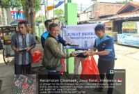 Kepala Cabang BRI Cikampek, Pandu Ksuma Wardhana, bersama karyawan saat membagikan paket makanan kepada masyarakat dalam kegiatan Jumat Berkah di Masjid Jami Albarokah, Cikampek Selatan, Karawang, Jumat (9/1/2026).