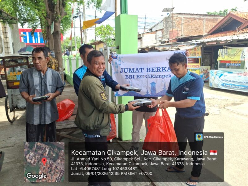Kepala Cabang BRI Cikampek, Pandu Ksuma Wardhana, bersama karyawan saat membagikan paket makanan kepada masyarakat dalam kegiatan Jumat Berkah di Masjid Jami Albarokah, Cikampek Selatan, Karawang, Jumat (9/1/2026).