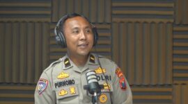 Aiptu (Purn.) H. Ipda Purnomo, pendiri Yayasan Berkah Bersinar Abadi, saat menjadi narasumber dialog interaktif di Radio Suara Surabaya, membahas meningkatnya kasus gangguan jiwa di usia produktif akibat tekanan ekonomi dan pinjaman online.