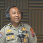 Aiptu (Purn.) H. Ipda Purnomo, pendiri Yayasan Berkah Bersinar Abadi, saat menjadi narasumber dialog interaktif di Radio Suara Surabaya, membahas meningkatnya kasus gangguan jiwa di usia produktif akibat tekanan ekonomi dan pinjaman online.