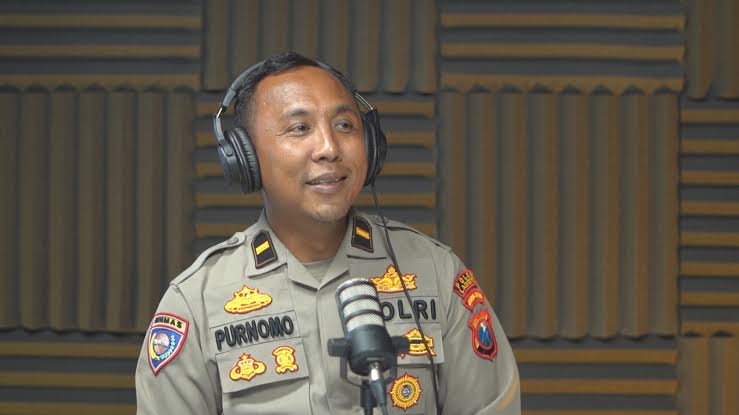 Aiptu (Purn.) H. Ipda Purnomo, pendiri Yayasan Berkah Bersinar Abadi, saat menjadi narasumber dialog interaktif di Radio Suara Surabaya, membahas meningkatnya kasus gangguan jiwa di usia produktif akibat tekanan ekonomi dan pinjaman online.