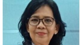 Dr. Agustina Konginan, Sp.KJ, Ketua Perhimpunan Dokter Spesialis Jiwa, saat menjadi narasumber dialog interaktif di Radio Suara Surabaya, membahas fenomena gunung es gangguan jiwa serta pentingnya deteksi dini kesehatan mental, Rabu (28/1/2026).