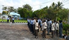 Kepala Intelijen Lanud Raden Sadjad, Kapten Sus Rusdianto, memberikan arahan kepada personel saat kegiatan Cara Memberi Instruksi (CMI) rutin di halaman Masjid Mina Lanud RSA, Kabupaten Natuna, Rabu (28/1/2026).