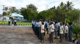 Kepala Intelijen Lanud Raden Sadjad, Kapten Sus Rusdianto, memberikan arahan kepada personel saat kegiatan Cara Memberi Instruksi (CMI) rutin di halaman Masjid Mina Lanud RSA, Kabupaten Natuna, Rabu (28/1/2026).