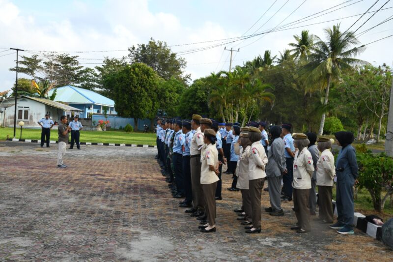 Kepala Intelijen Lanud Raden Sadjad, Kapten Sus Rusdianto, memberikan arahan kepada personel saat kegiatan Cara Memberi Instruksi (CMI) rutin di halaman Masjid Mina Lanud RSA, Kabupaten Natuna, Rabu (28/1/2026).