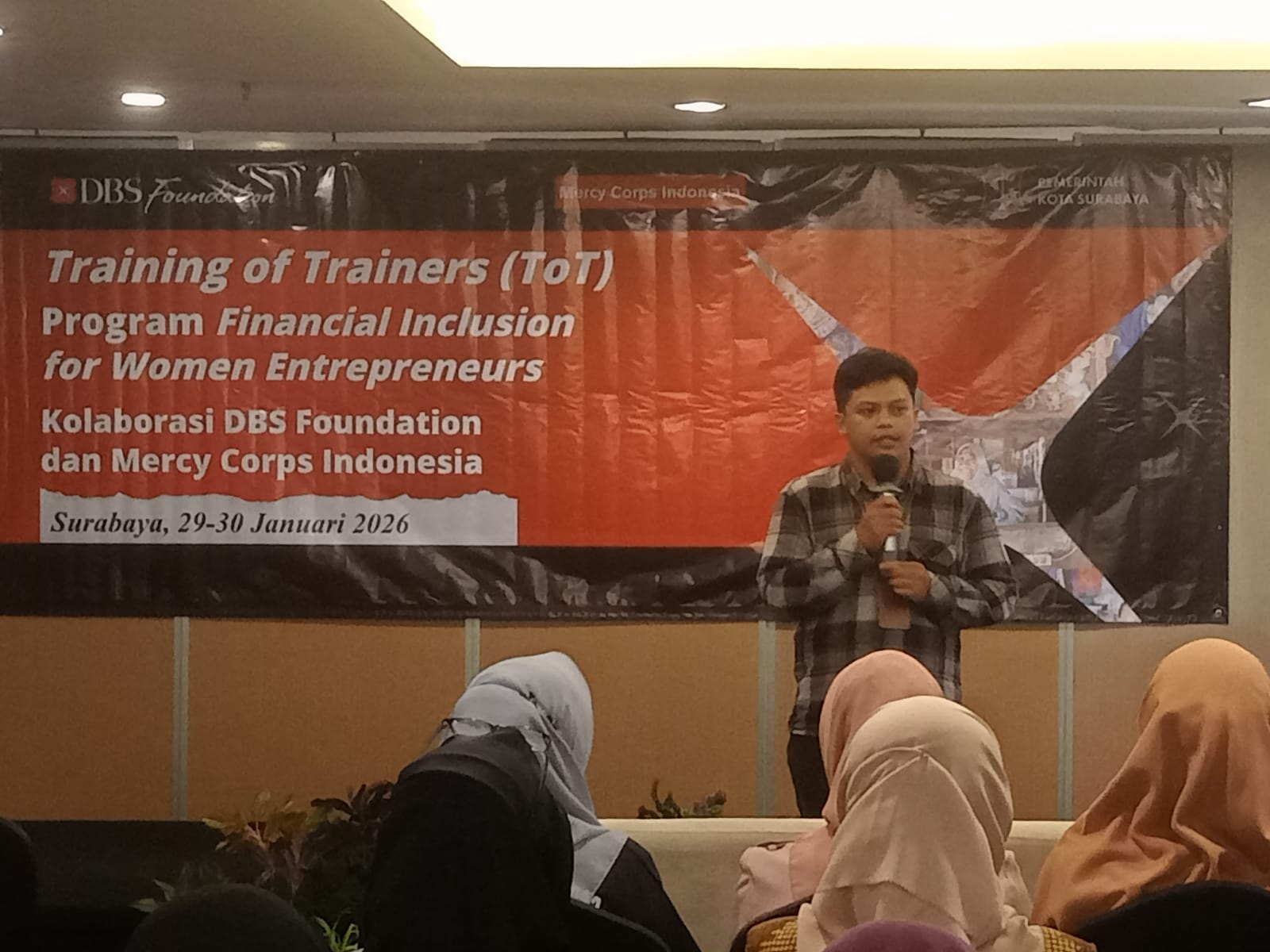 Sehat Keuangan, Bisnis Menjulang: Mercy Corps Indonesia dan DBS Foundation Sasar 40.000 Pengusaha Perempuan