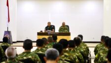 Kepala BPSDM Pertahanan Kemhan RI Mayjen TNI Ketut Gede Wetan Pastia didampingi Ketua Umum PWI Pusat Akhmad Munir saat membuka Retret PWI 2026 di Pusat Kompetensi Bela Negara, Cibodas, Bogor, Kamis (29/1/2026).