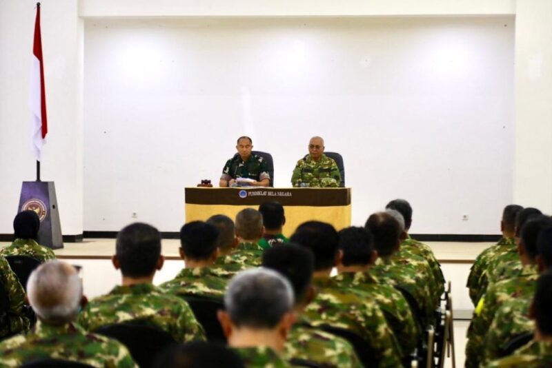 Kepala BPSDM Pertahanan Kemhan RI Mayjen TNI Ketut Gede Wetan Pastia didampingi Ketua Umum PWI Pusat Akhmad Munir saat membuka Retret PWI 2026 di Pusat Kompetensi Bela Negara, Cibodas, Bogor, Kamis (29/1/2026).