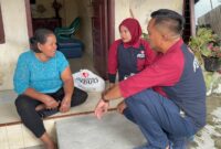 Warga Lingkungan IX, Kelurahan Tangkahan, Kecamatan Medan Labuhan, Kota Medan, antusias membeli paket sembako bersubsidi dalam kegiatan Pasar Murah yang digelar Artha Graha Peduli bersama GulaVit.