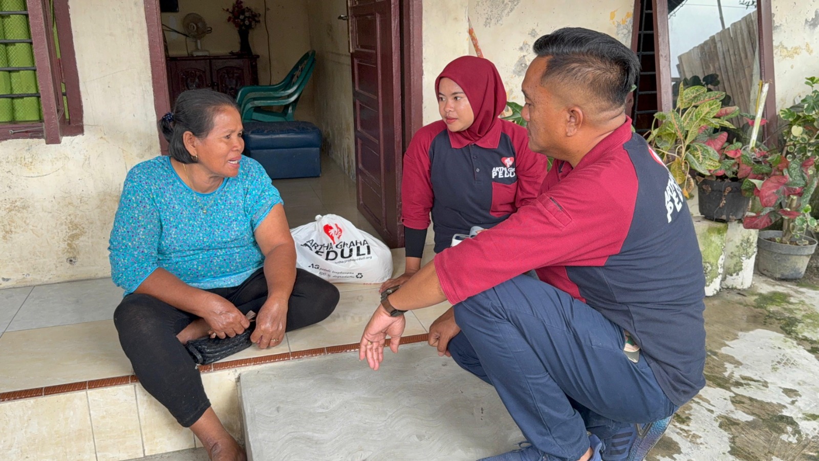 Artha Graha Peduli dan GulaVit bantu warga medan dapatkan sembako murah