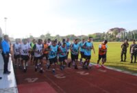 Personel TNI AL Kodaeral IV bersama unsur terkait mengikuti kegiatan olahraga bersama di lapangan lari sebagai bagian dari rangkaian kegiatan di Batam.