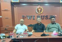 Direktur PWI Peduli Pusat Yoyok Adjar didampingi Wakil Direktur Samsir Hamajen menyampaikan rencana bakti sosial HPN 2026 di Kantor PWI Pusat, Gedung Dewan Pers, Jakarta.