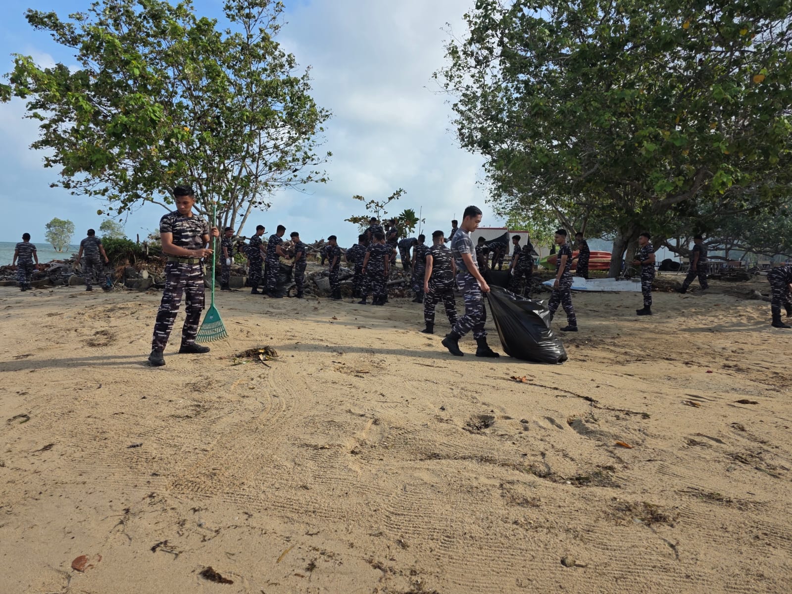 Jaga Kelestarian Pesisir, Prajurit TNI AL Satrol Kodaeral IV Gelar Aksi Bersih Pantai
