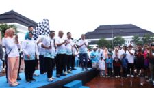 Ribuan warga mengikuti jalan sehat HPN 2026 di kawasan Kantor Gubernur Banten, Serang, Minggu pagi, dalam suasana meriah penuh kebersamaan.