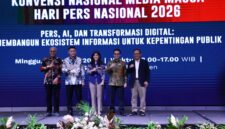 Menkomdigi bersama tokoh pers nasional berfoto usai pembukaan Konvensi Nasional Media Massa HPN 2026 di Hotel Aston Serang, Banten, Minggu (8/2/2026).
