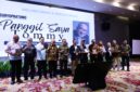 Suryopratomo bersama tokoh pers dan tamu undangan saat peluncuran buku “Panggil Saya Tommy” dalam rangkaian HPN 2026 di Ballroom Hotel Aston Serang.