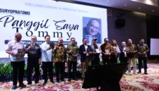 Suryopratomo bersama tokoh pers dan tamu undangan saat peluncuran buku “Panggil Saya Tommy” dalam rangkaian HPN 2026 di Ballroom Hotel Aston Serang.