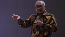 Suryopratomo menyampaikan pandangannya tentang diplomasi dan pentingnya tradisi menulis di hadapan peserta HPN 2026.